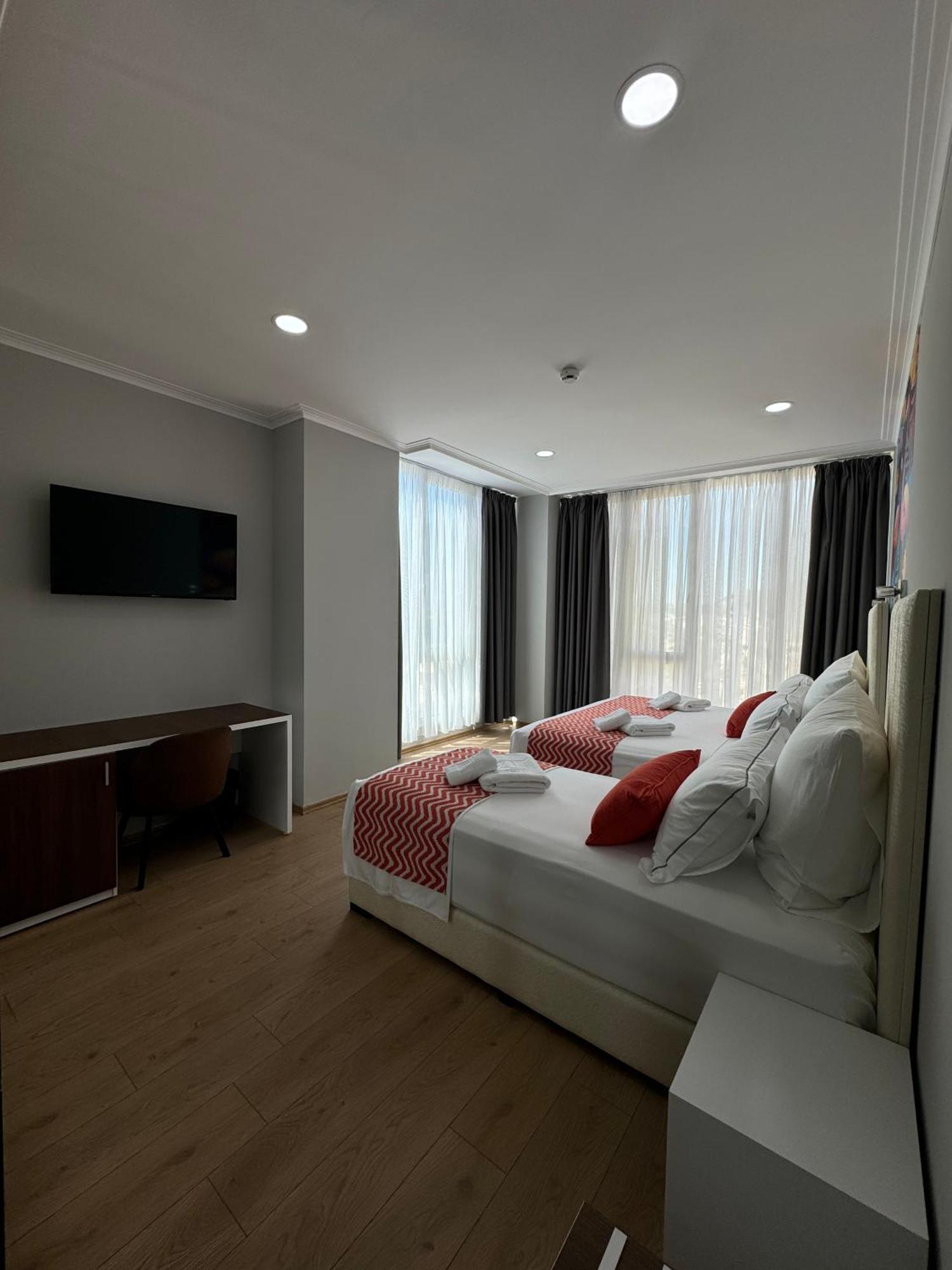 Hotel Britania Влёра Экстерьер фото