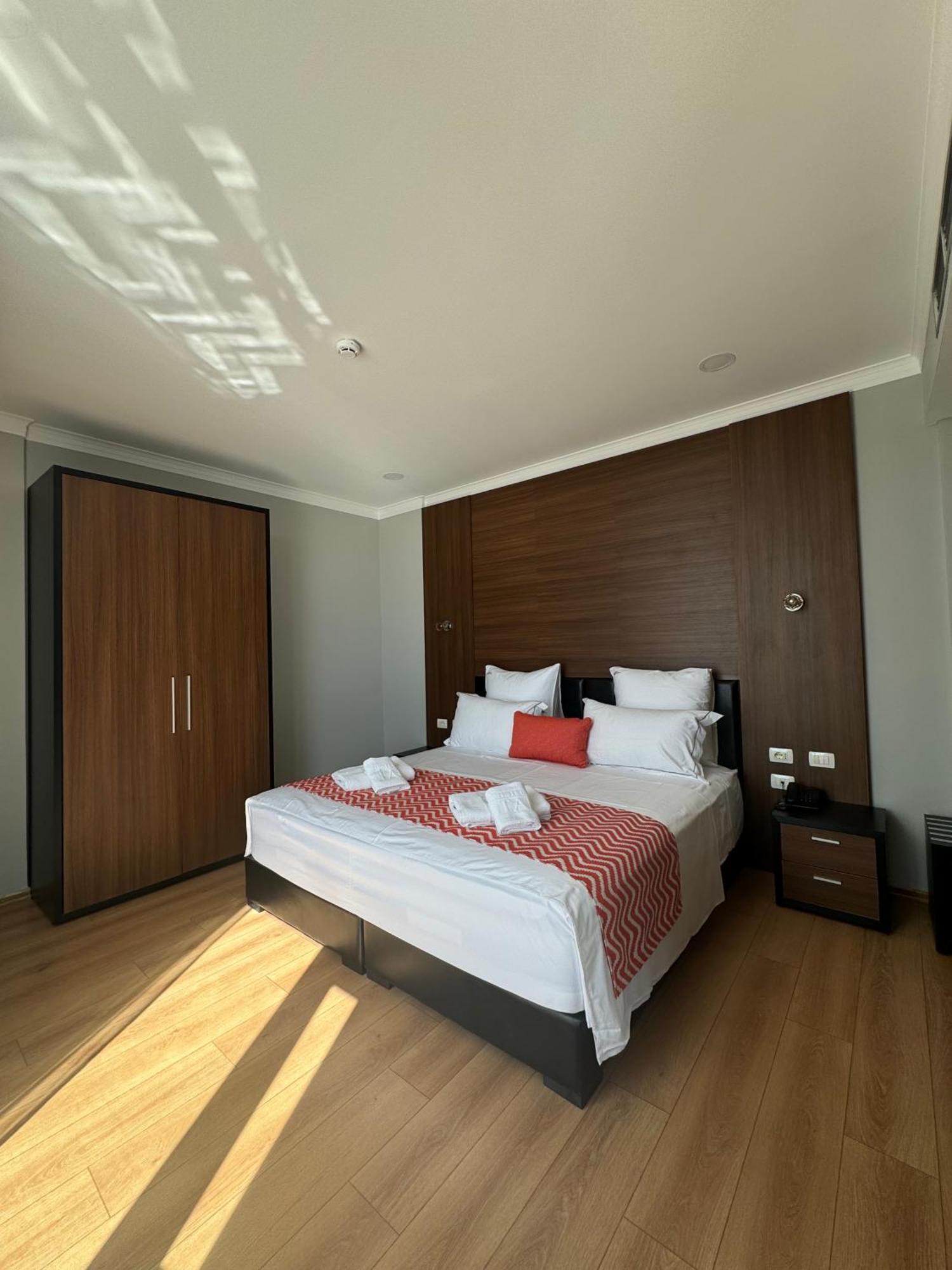 Hotel Britania Влёра Экстерьер фото