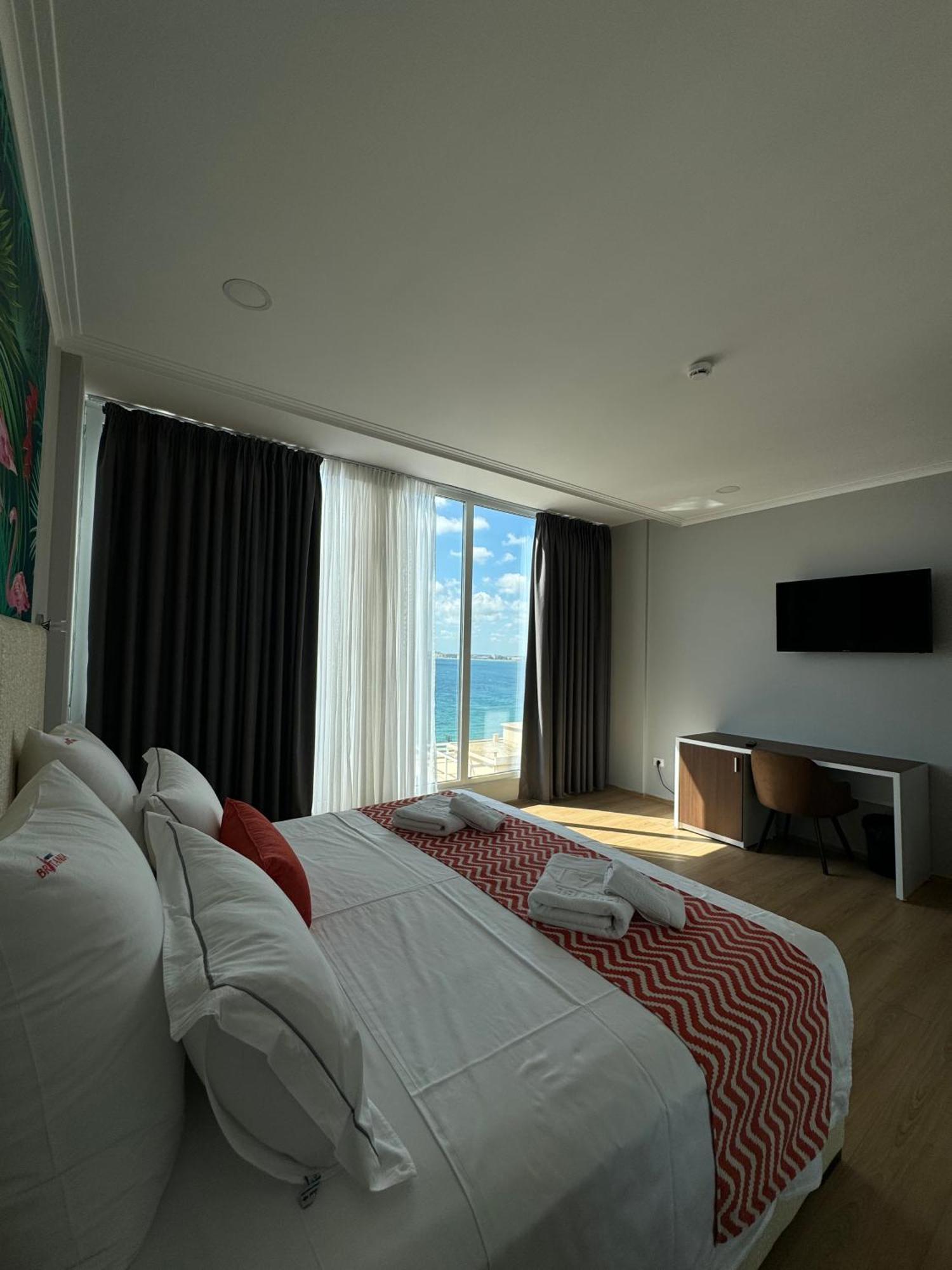 Hotel Britania Влёра Экстерьер фото
