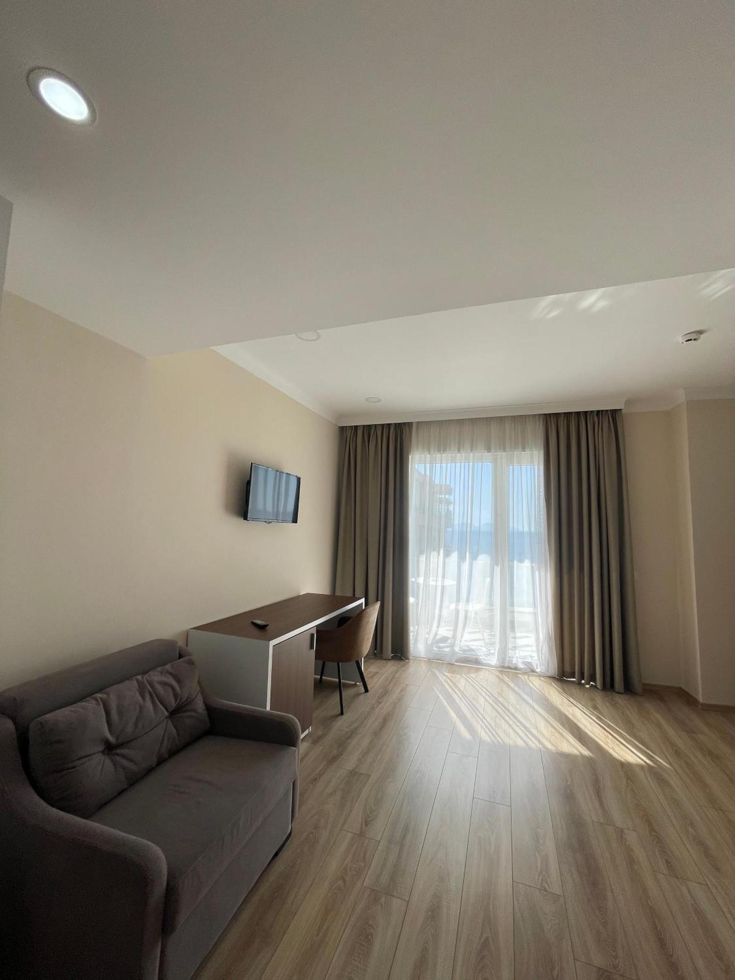 Hotel Britania Влёра Экстерьер фото