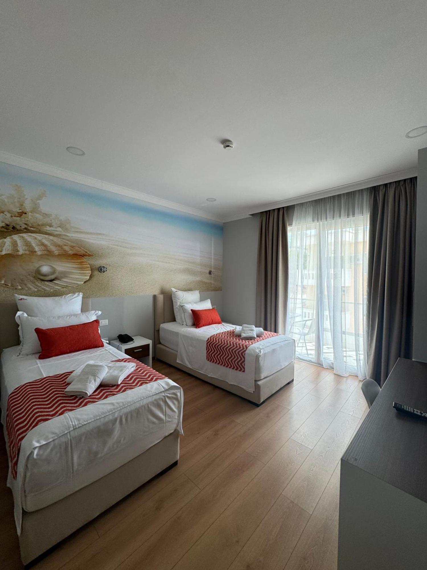 Hotel Britania Влёра Экстерьер фото