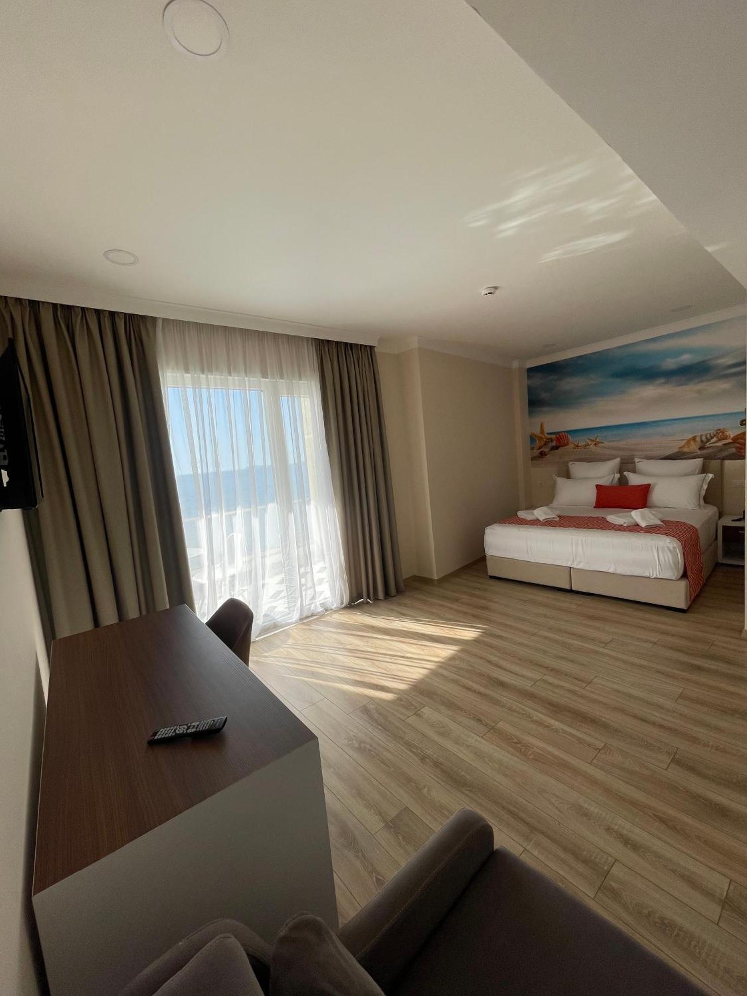 Hotel Britania Влёра Экстерьер фото