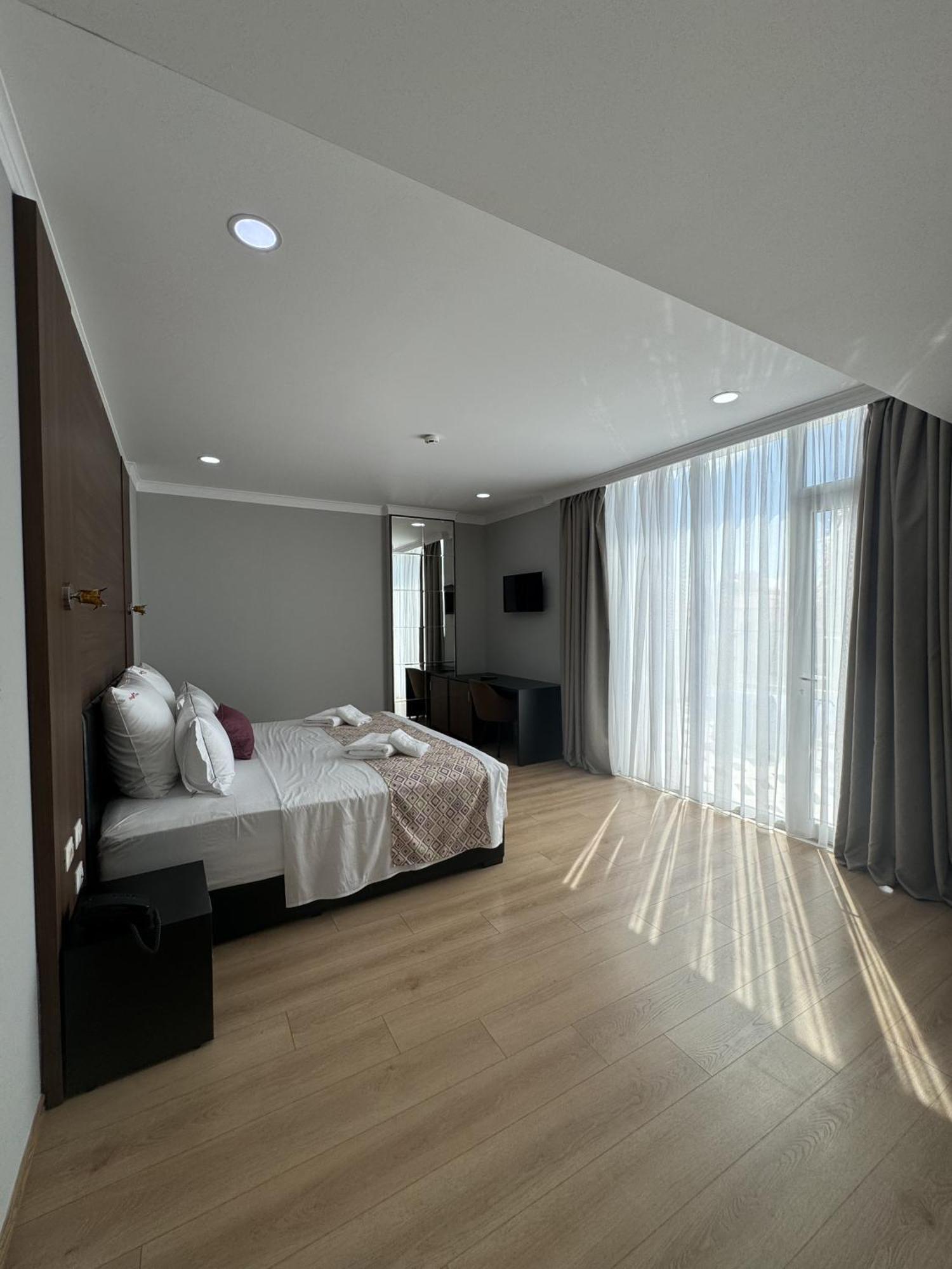 Hotel Britania Влёра Экстерьер фото