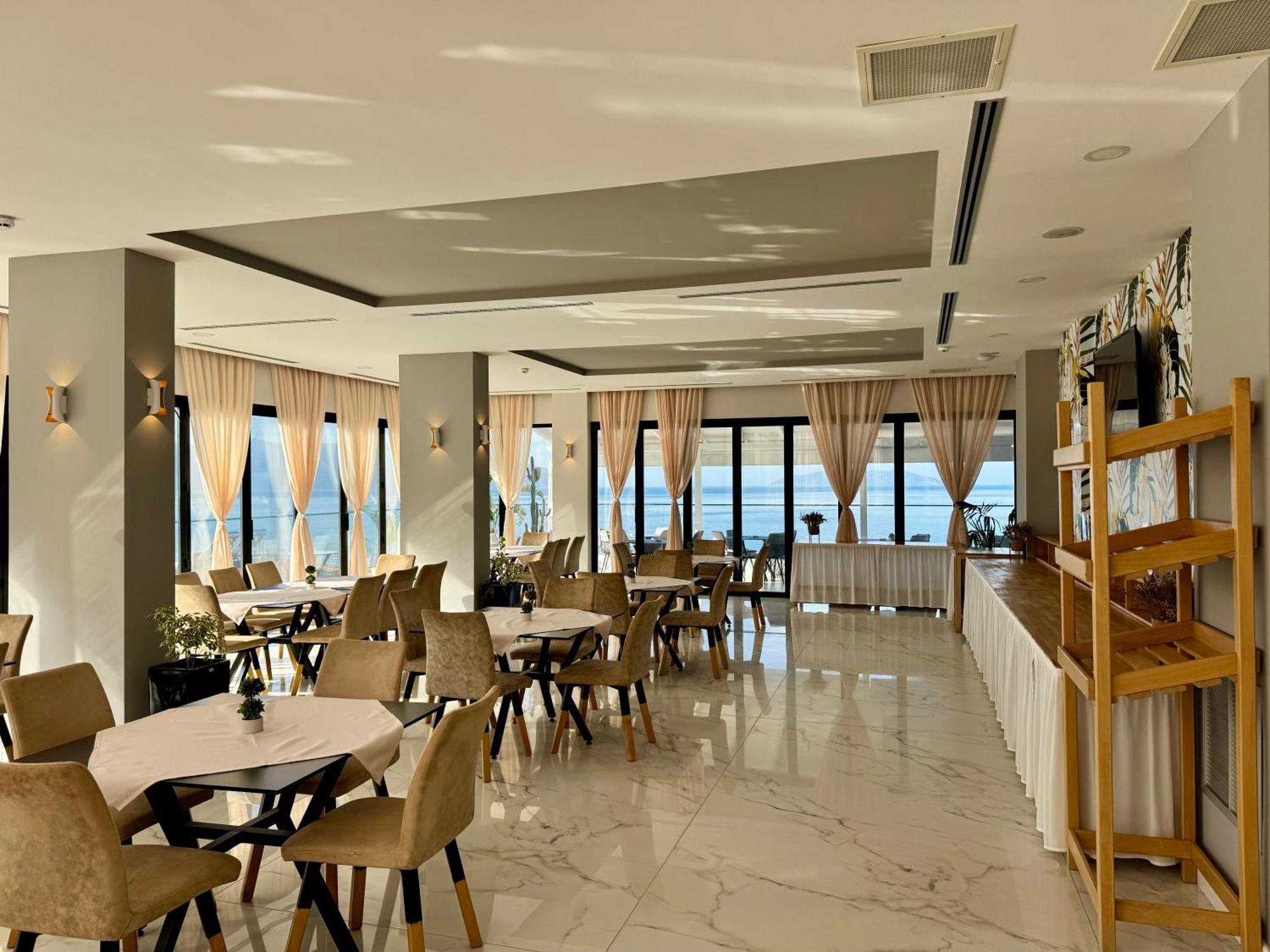 Hotel Britania Влёра Экстерьер фото